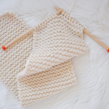 How to knit for beginners - Learn to knit a scarf from start to finish with free video tutorials! #knitting #howtoknit #kniftyknittings #knittingtutorials